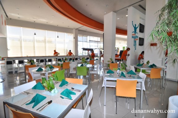 ruang makannya luas banget yah