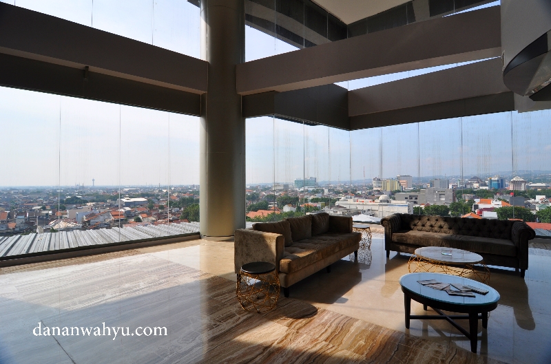 memandang kota Semarang dari lobi di lantai 8 