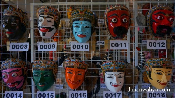 koleksi topeng di gudang Rumah Topeng dan Wayang Setia Darma (RTWSD)