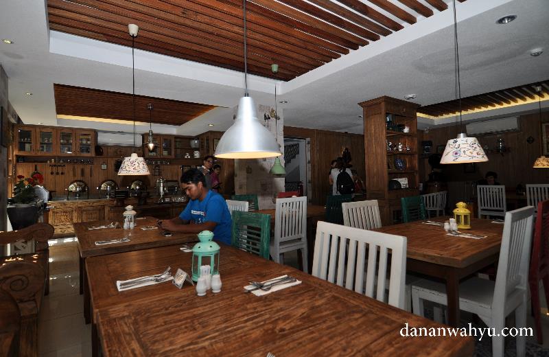 ornamen interior dinning room Rhadana didominasi kayu