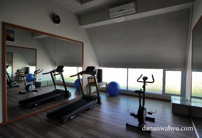ruangan fitnes di Rhadana Hotel 