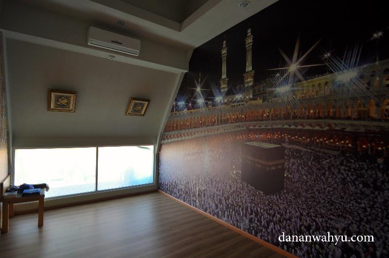 musholla , berasa sholat di Mekah 