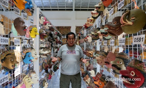 biar ngga dibilang hoax : saya mengintip koleksinya :D 