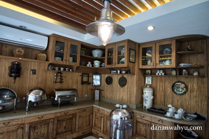 peralatan masak jadi pajangan milik orang tua pemilik hotel 