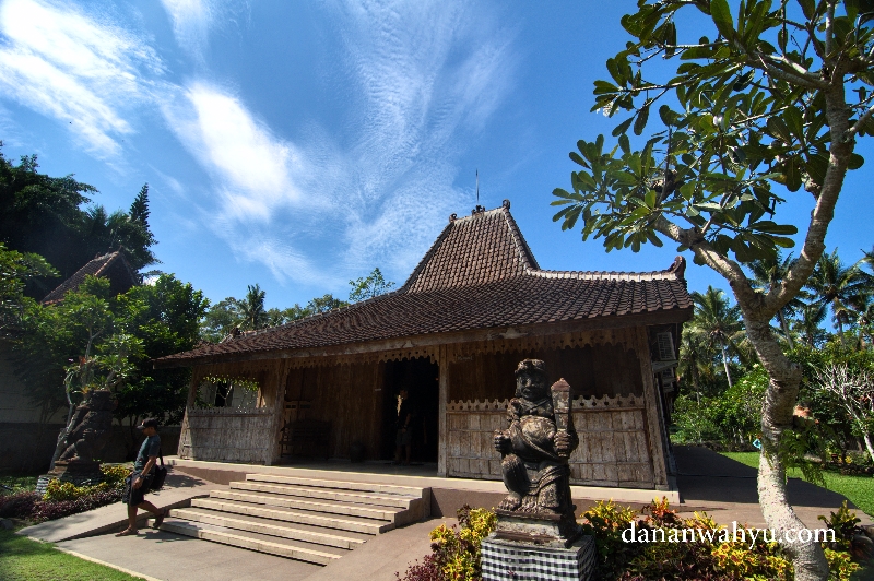 rumah joglo salah satu tempat koleksi wayang dan topeng 