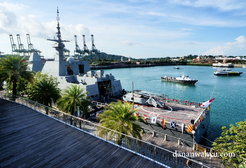 melihat kapal perang dari lantai 4 Vivo city 
