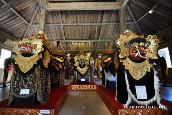 koleksi barong di salah satu joglo Rumah Topeng dan Wayang Setia Darma (RTWSD)