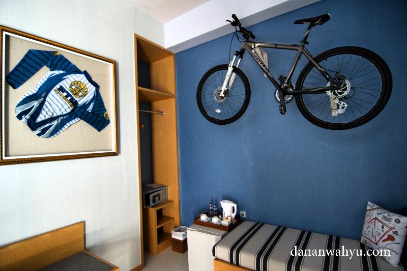wow di kamar ada sepeda terbang 