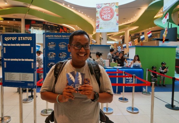 aku dapat tiket gratis dari kakak marinir cantik yang kunciran di belakang