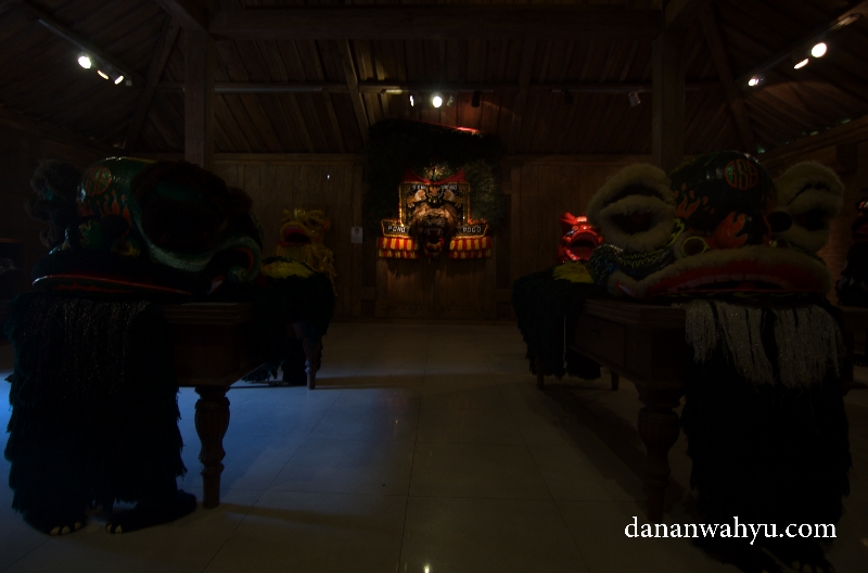 koleksi reog di salah satu joglo Rumah Topeng dan Wayang Setia Darma (RTWSD)