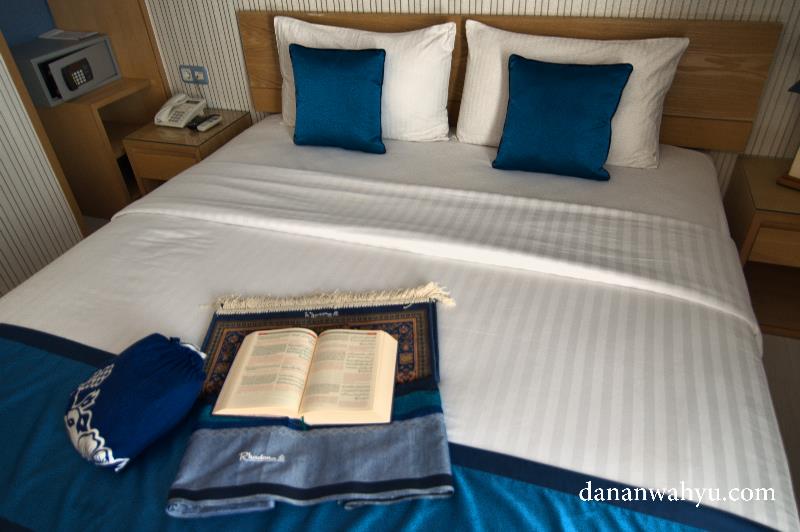 setiap kamar di lengkapi peralatan sholat dan Al Quran tiga bahasa 