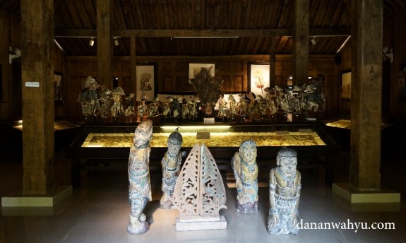 koleksi wayang dalam lakon bervariasi 