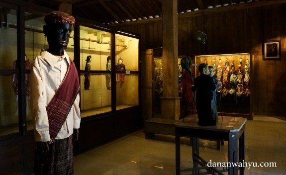 beragam wayang dari mancanegara 