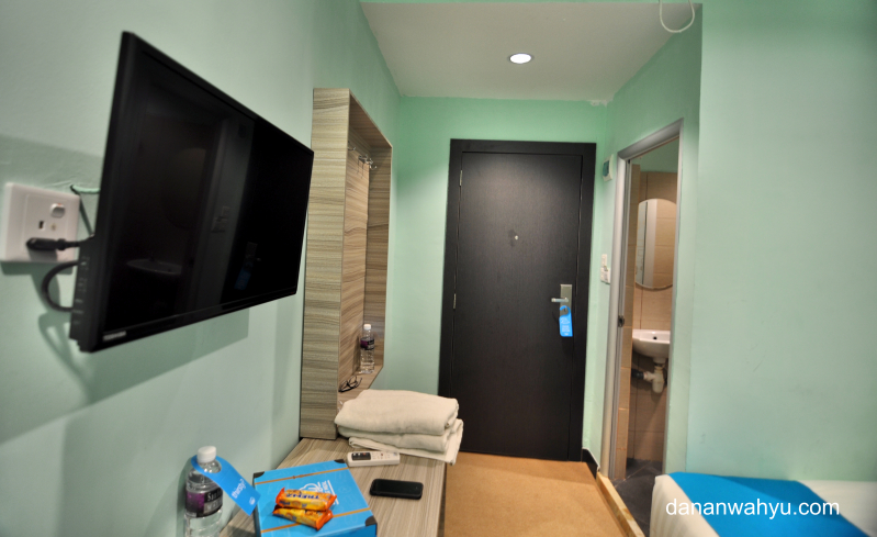 televisi layar datar bagi tamu Airyrooms