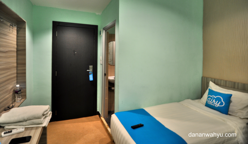kamar kecil yang nyaman dipersembahkan oleh Airyrooms