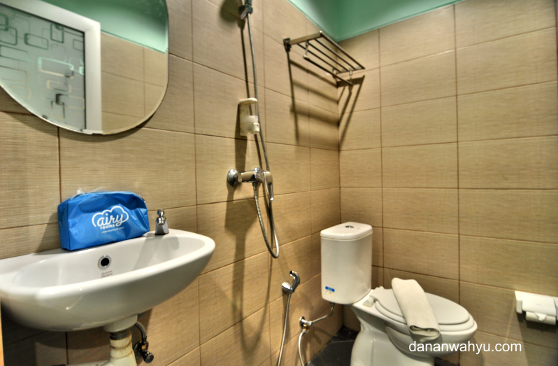 toiletry bag biru berisi perlengkapan mandi :D dari Airyrooms