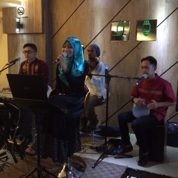 sajian musik akustik bernuansa religi bikin hati makin adem 