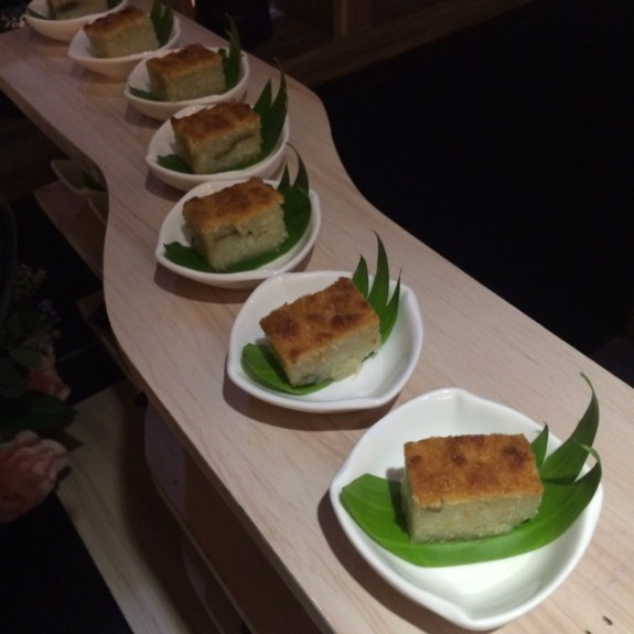 wingko beralas daun ini benar-benar menggoda iman 