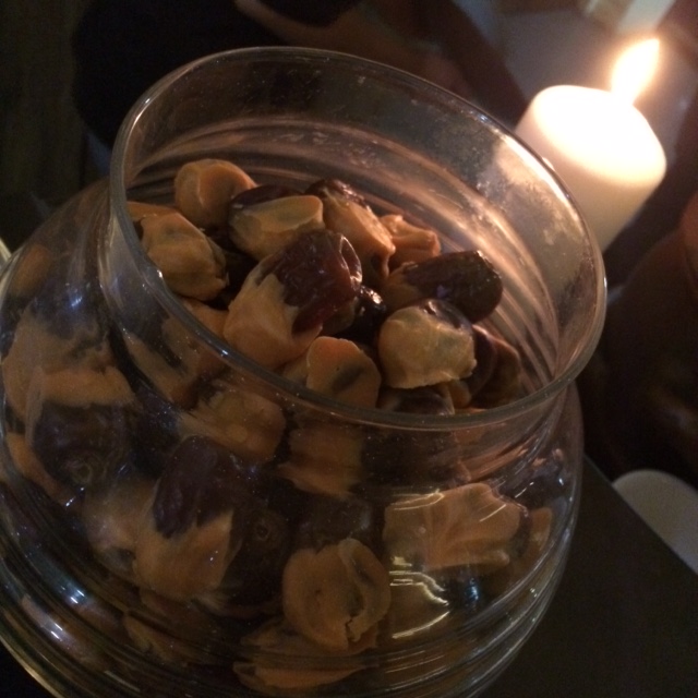 ini lho kurma berlumur coklat putih, selain cantik rasanya endes 