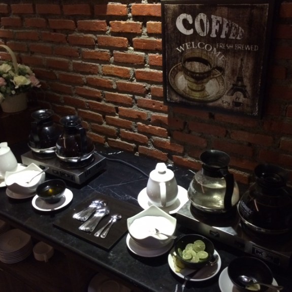 teh dan kopi hangat untuk kehangatan lidah dan lambung 