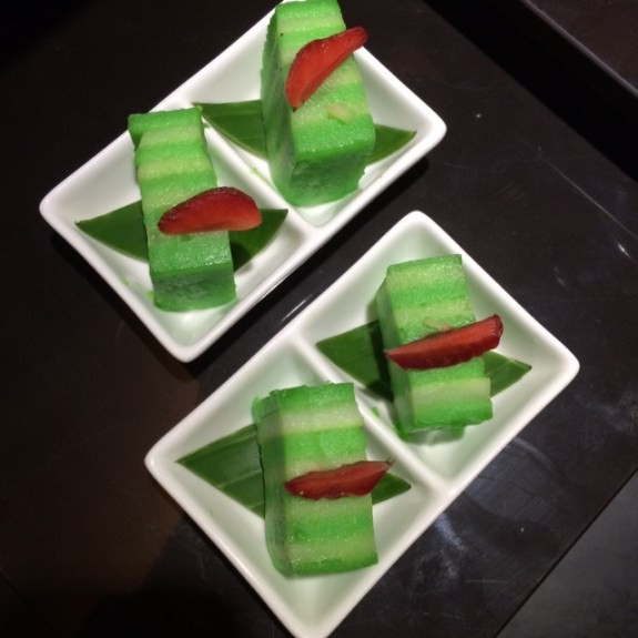 kue lapir beraroma pandan dan garnish stroberi 