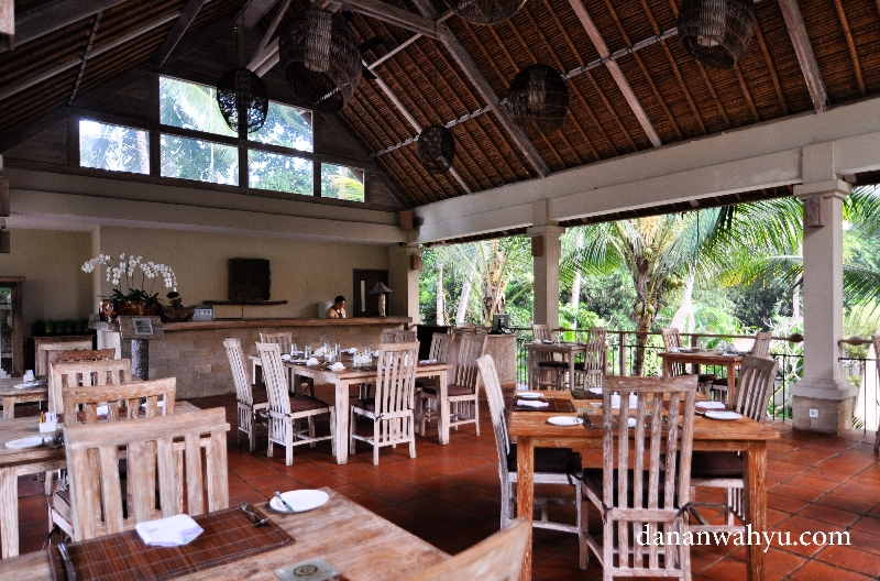 ruang makan atau resto di lantai dua 