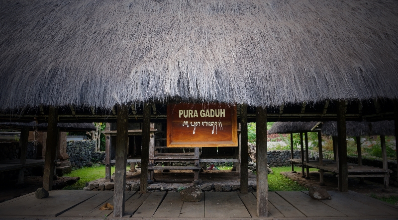 bale gaduh, tempat pertemuan ada di tengah desa