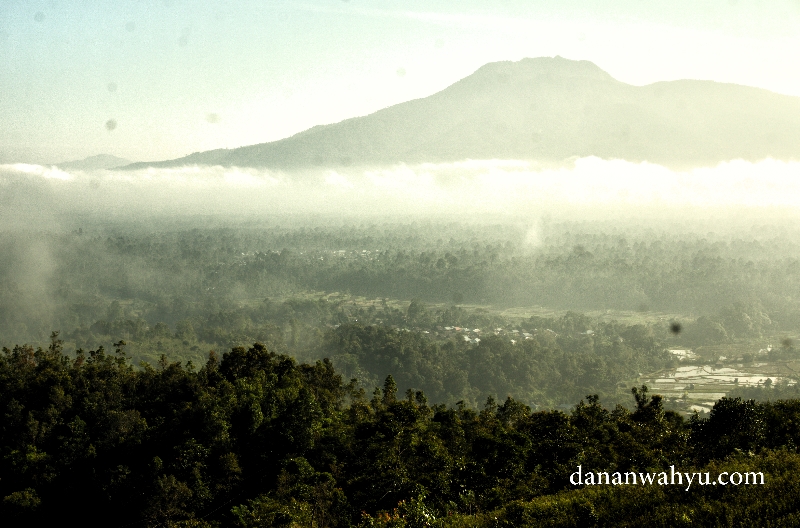 Gunung Seminung tertutup kabut