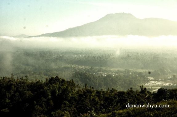 Gunung Seminung tertutup kabut 