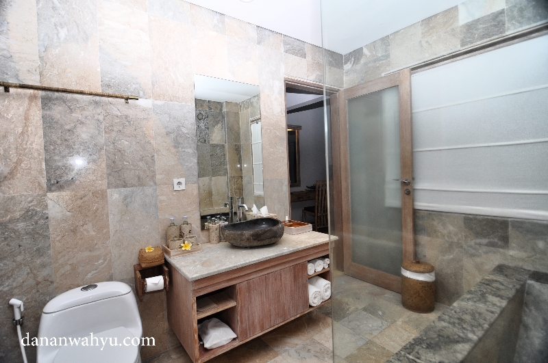 kamar mandi berdinding granit 
