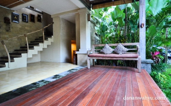 teras Puri Sunia Resort Bali dan tangga menuju lantai dua 