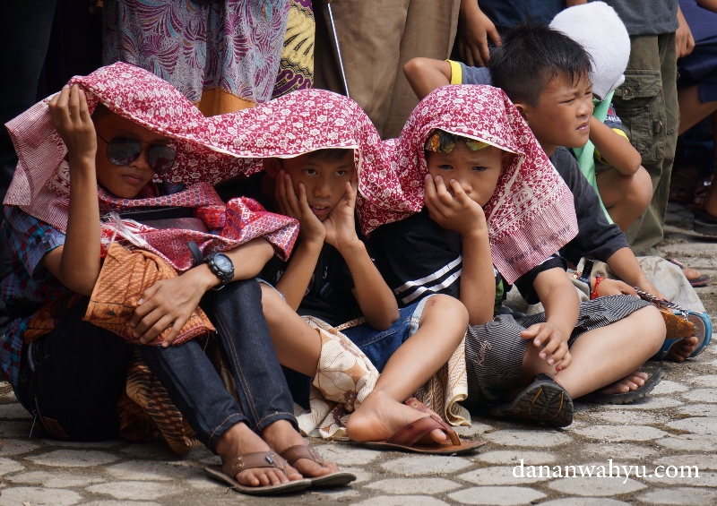 Menanti pertunjukan sebelum berubah menjadi sekurai betik