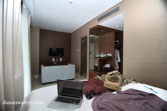 Suite Deluxe (abaikan barang berantakan di kasur)