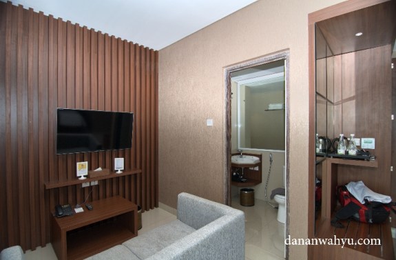 fasilitas hiburan kamar : sofa dan televisi layar datar