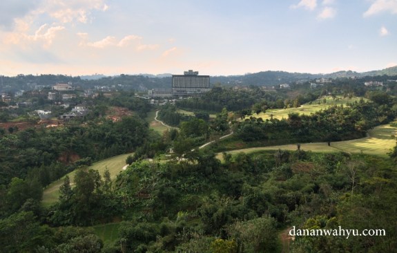 pemandangan dari atas balkon kamar hotel