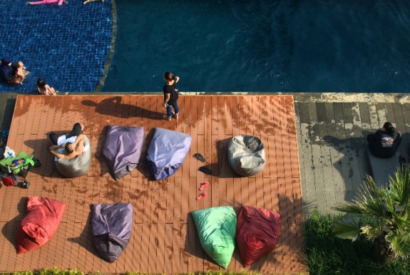 kolam renang , tempat favorite menghabiskan waktu liburan