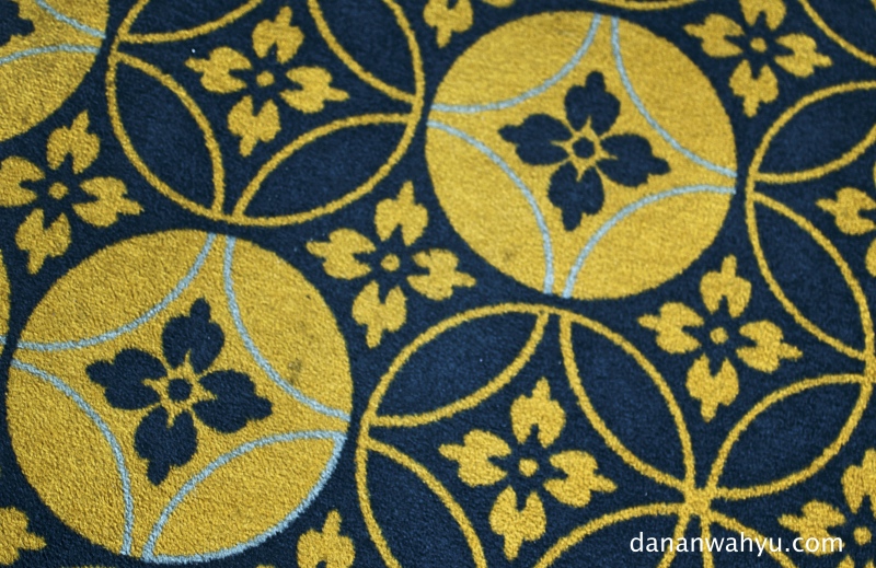 motif batik kawung di ruang rapat
