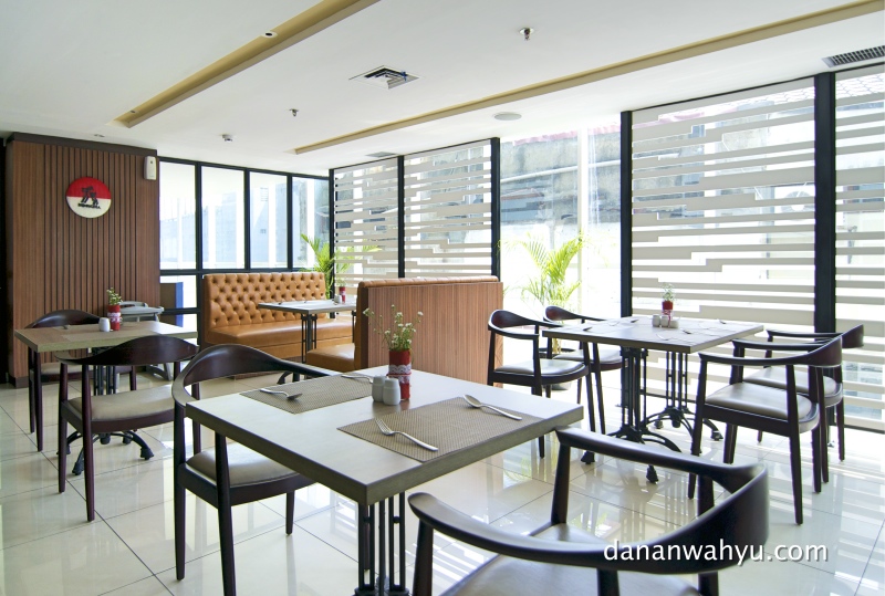 resto dengan desain minimalis moderen