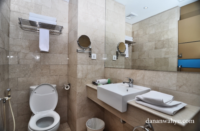 kamar mandi dengan dinding granit 