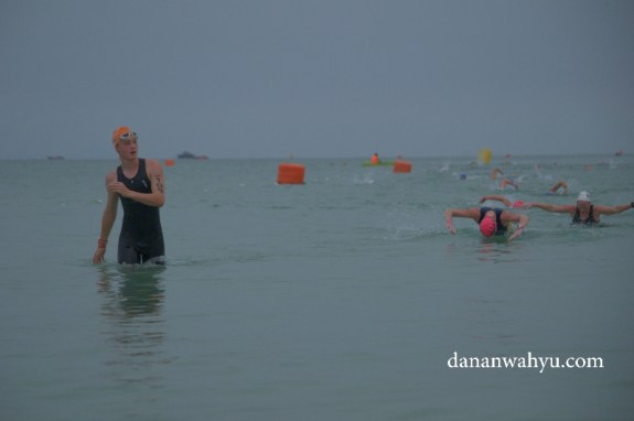 Berjalan di air atau tetap bernang itu pilihan 