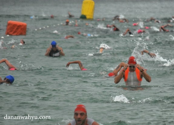 Ratusan manusia mengayuh tangan membuktikan siapa yang tercepat 