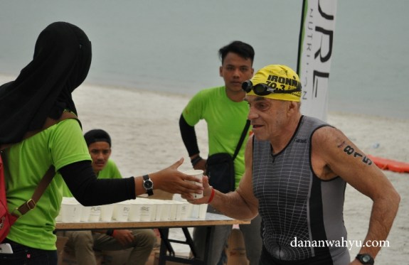 Usia bukan halangan untuk membuktikan siapa yang terkuat 