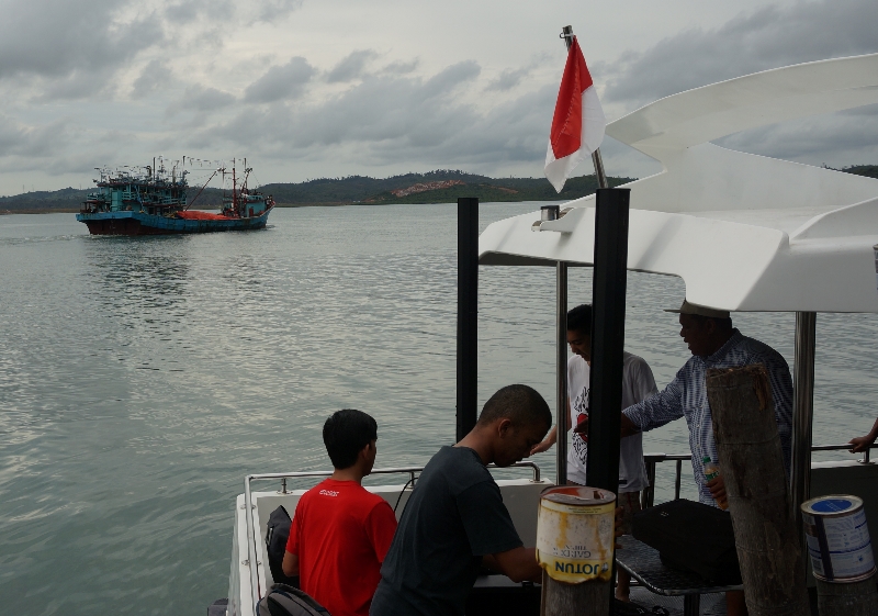 kru Fingerfast Laboratory , mensetup dek belakang kapal menjadi tempat pesta