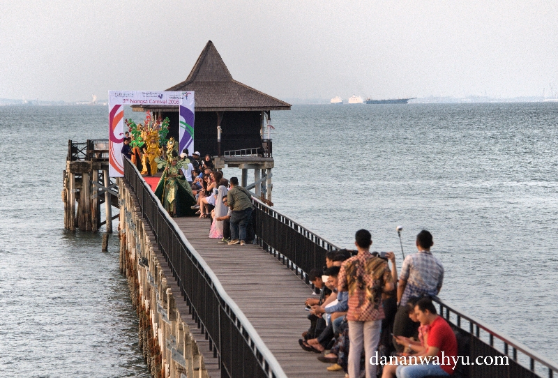 para model bersiap di ujung jeti Turi Beach Resort