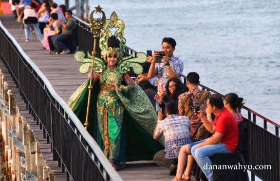 Silvia Hilda dalam balutan busana ratu laut selatan