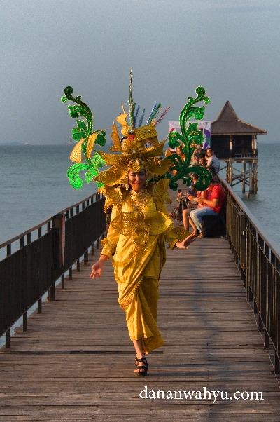 lenggak lenggok perahu lancang kuning di atas jetty