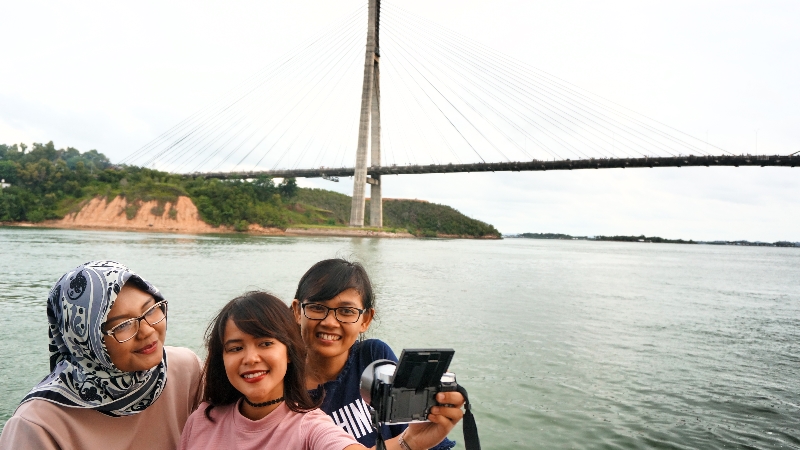 wefie latar jembatan barelang , Choty (tengah) Hanna duopao (kanan) 