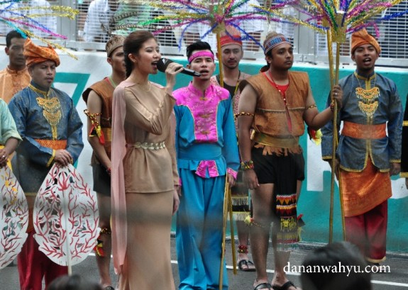 menyanyikan lagu kebangsaan Malaysia 
