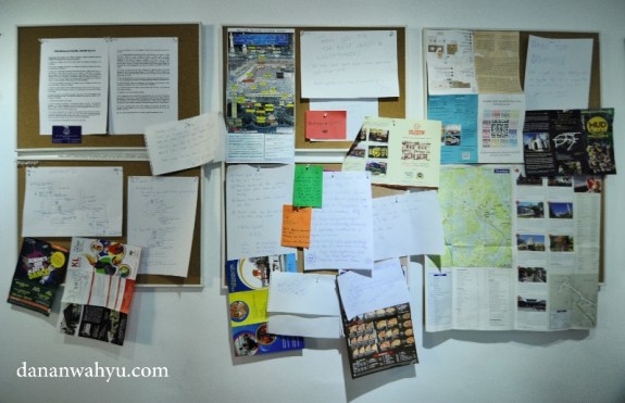 papan informasi di lorong hostel 