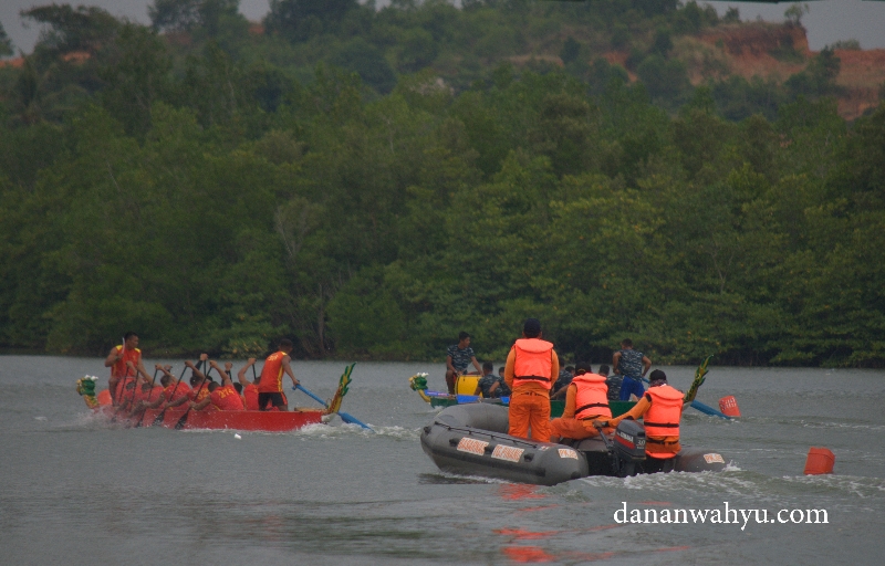 Jelang perlombaan setia menjaga mengikuti peserta lomba dari belakang 